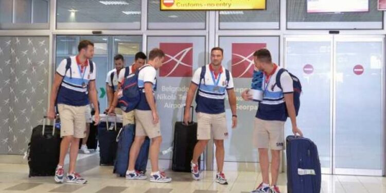 Vodeni luk i ovacije za vaterpoliste na aerodromu