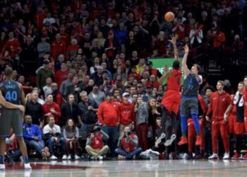 Dončićeva čudesna kratkotrzajna trojka iz „kornera“ u zvuk sirene (VIDEO)
