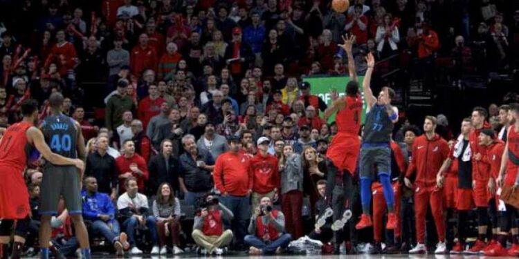 Dončićeva čudesna kratkotrzajna trojka iz „kornera“ u zvuk sirene (VIDEO)