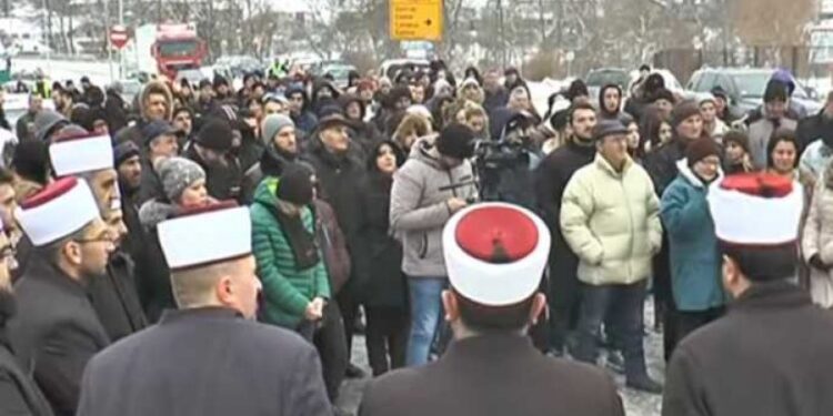 Muftijine pristalice blokirale magistralu (VIDEO)
