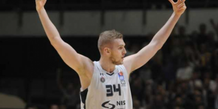 Junak pobede nad Mornarom posetio Hram Svetog Save (FOTO)