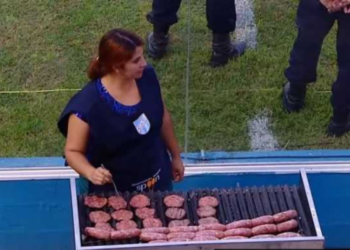 U argentinskoj glavnoj ligi u fudbalu kao na vašaru: Pljeskavice pored igrališta (VIDEO)