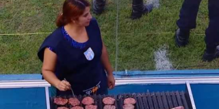 U argentinskoj glavnoj ligi u fudbalu kao na vašaru: Pljeskavice pored igrališta (VIDEO)