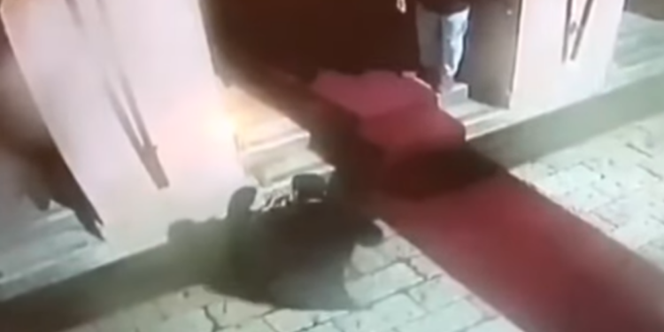 Nadrealan snimak iz Dubrovnika: Bura nosi čoveka kao slamčicu (VIDEO)