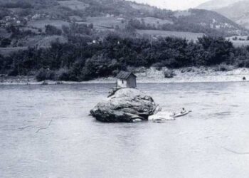 Kućica ni na nebu ni na zemlji