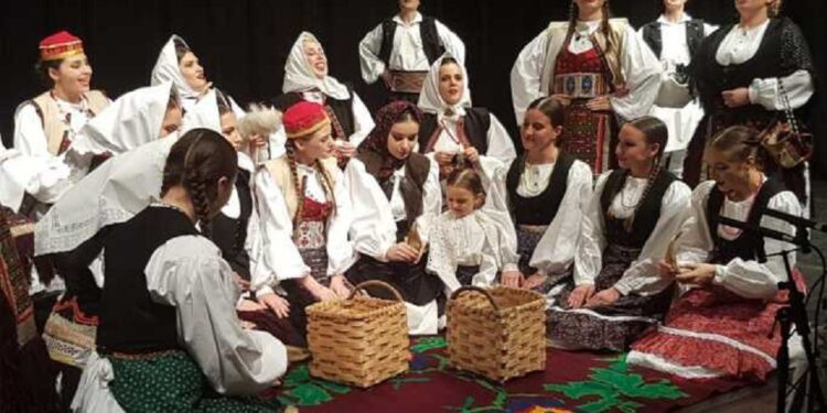 Smotra srpskih folklora u Francuskoj: Oro zatreslo Bobinji
