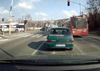 Autobus u punoj brzini prolazi kroz crveno (VIDEO)