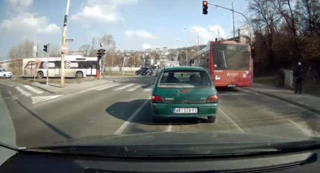 Autobus u punoj brzini prolazi kroz crveno (VIDEO)
