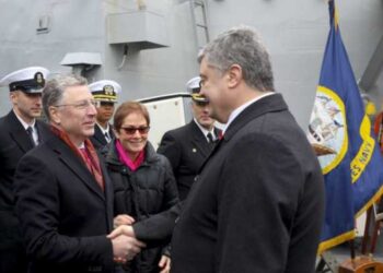 Porošenko na američkom razaraču: Sankcije Rusiji dok ne bude “vraćen” Krim