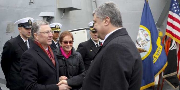 Porošenko na američkom razaraču: Sankcije Rusiji dok ne bude “vraćen” Krim