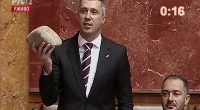 Lice i naličje srpske stvarnosti (2): Okršaj “monstruma” i “alapača”
