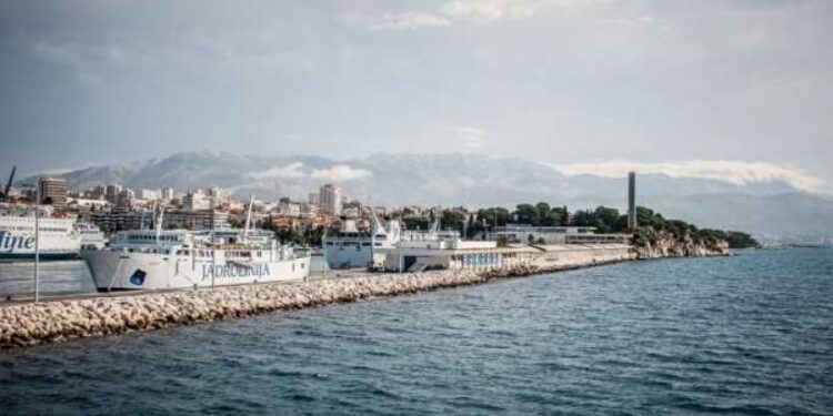Split: Ponovo osvanuli ustaški simboli, građani ih uklanjaju