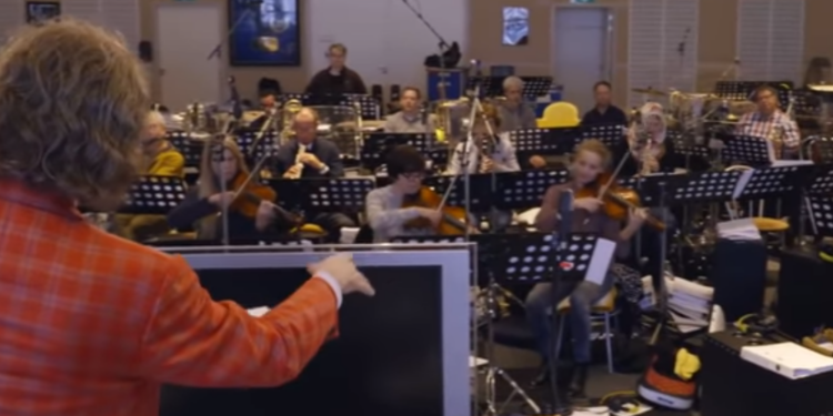 Ovako “kralj valcera” sa orkestrom izvodi “Tamo daleko”