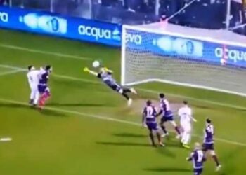 Nespretni autogol: Kad ruka neće kako golman hoće (VIDEO)