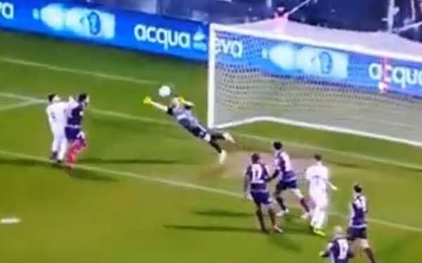 Nespretni autogol: Kad ruka neće kako golman hoće (VIDEO)