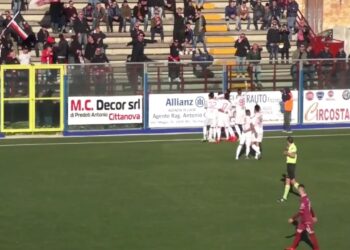Barijev navijač se pogibeljno strmoglavio preko ograde radujući se golu (VIDEO)
