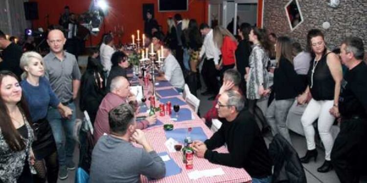 Klub častio i večerom