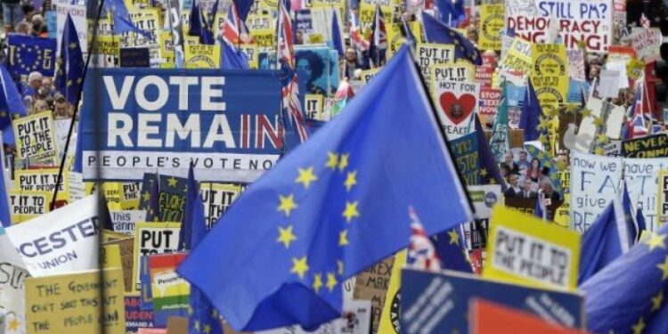 Politički haos u Velikoj Britaniji može da se završi na četiri načina