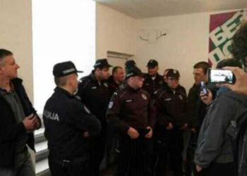 Prinudno iseljenje na Novom Beogradu, aktivisti i policija ispred stana
