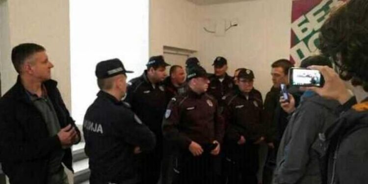 Prinudno iseljenje na Novom Beogradu, aktivisti i policija ispred stana