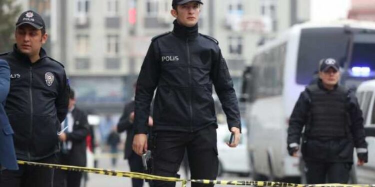 Policajci posle svađe pucali jedan u drugog