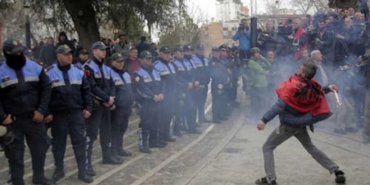 Građanski protesti u regionu (4): Od sveća do suzavca
