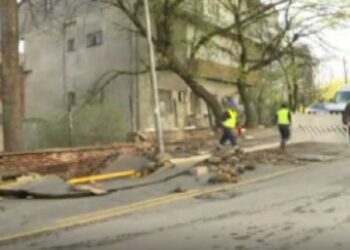 Pukla vodovodna cev na Čukarici, deo puta raznet