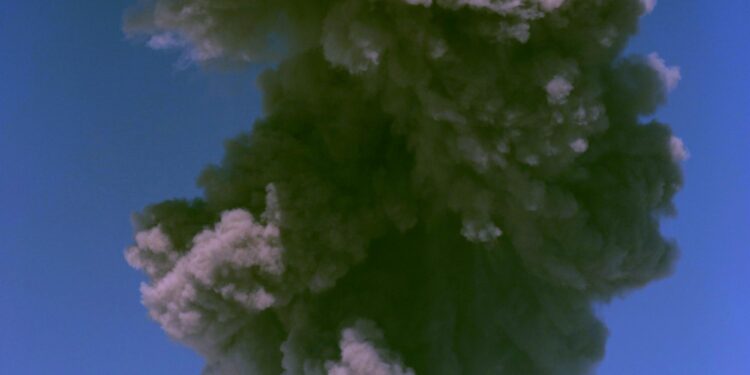 Proradio Popokatepetl, izbacivao dim do 3.000 metara