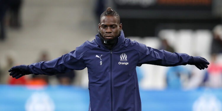 Žonglirati rolnom toalet papira? Baloteli i to može (VIDEO)