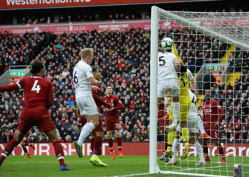 Barnlijev “olimpijski gol” na Enfildu u senci prekršaja nad Liverpulovim golmanom (VIDEO)
