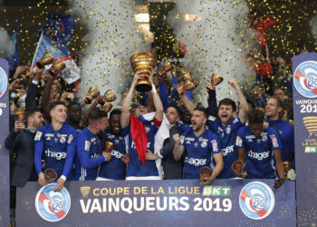 Venger doneo trofej, Mitrović ga podigao u znak trijumfa (VIDEO)