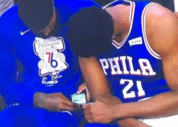 NBA košarkaš uzeo telefon usred plej-of utakmice (FOTO/VIDEO)