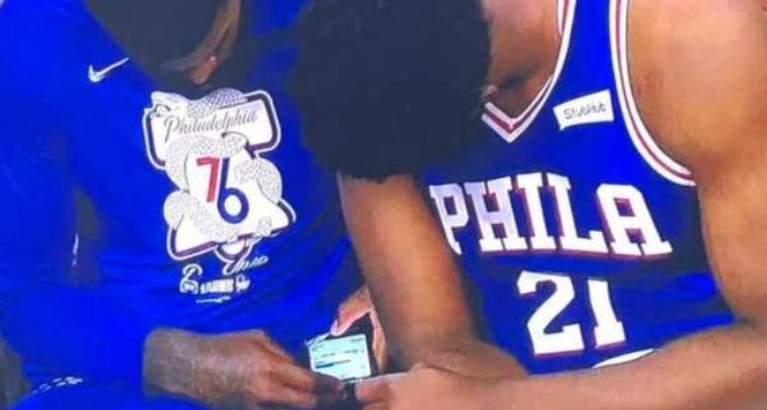 NBA košarkaš uzeo telefon usred plej-of utakmice (FOTO/VIDEO)