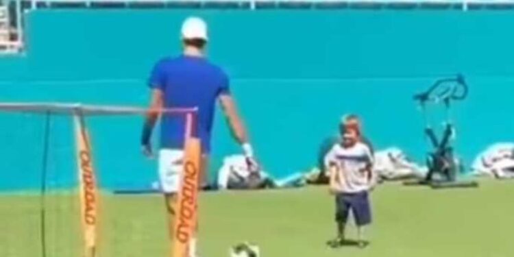 Nole sa Stefanom trenira fudbal (VIDEO)