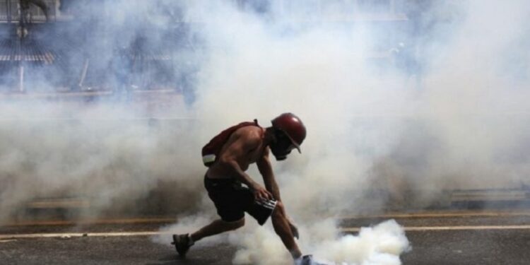 Venecuela: Policija bacila suzavac, demonstranti molotovljeve koktele (VIDEO)