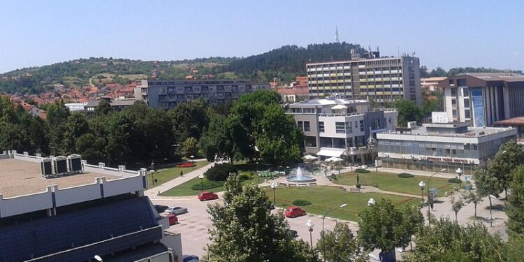 Leskovac: Mladić preminuo na ulici, sumnja se na drogu