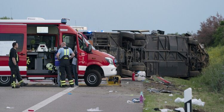 Autobus udario u ogradu kod Lajpciga, jedna osoba stradala, 60 povređenih