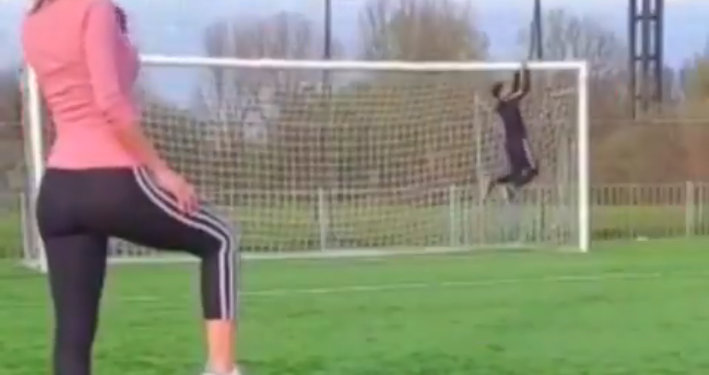 Devojka šutnula loptu, ali nije pogodila šta je htela (VIDEO)