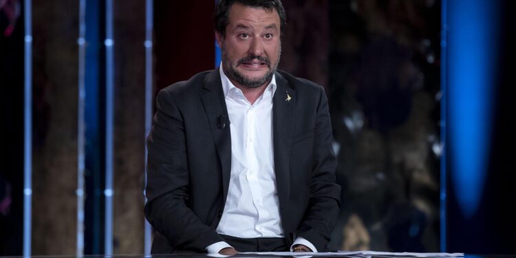 Zatražile da se fotografišu sa ultakonzervativnim političarem i poljubile se (FOTO)