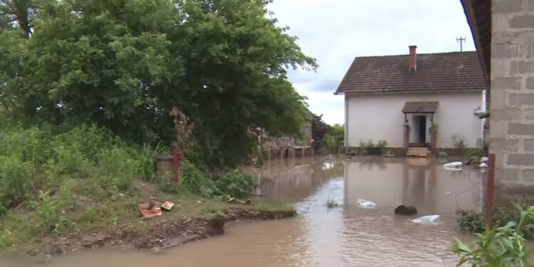 Poplave u BiH: 400 kuća pod vodom, pokrenuta klizišta