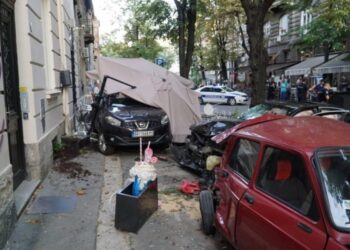 Nesreća u centru Beograda: Automobil uleteo u kafić i pokosio ljude (VIDEO)