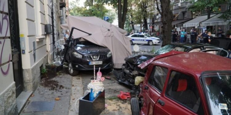 Nesreća u centru Beograda: Automobil uleteo u kafić i pokosio ljude (VIDEO)
