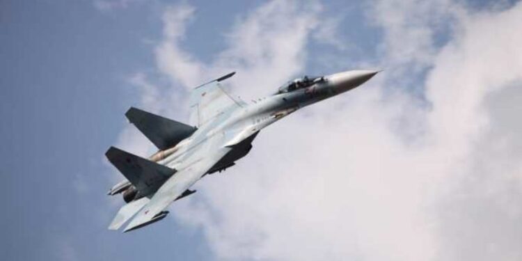 Ruski Su-24 proleteo tik iznad NATO nosača aviona na Baltiku (VIDEO)