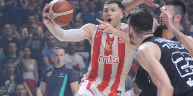 Zvezda ponovo povela protiv Partizana i na korak je od titule