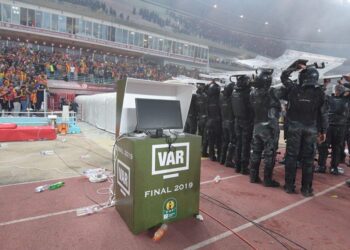 Finale Afričke Lige šampiona trajalo samo sat vremena, igrači jurili sudiju (VIDEO)