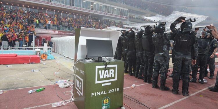 Finale Afričke Lige šampiona trajalo samo sat vremena, igrači jurili sudiju (VIDEO)