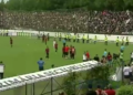 Besni navijači Steaue uleteli na teren i kidali dresove fudbalerima (VIDEO)