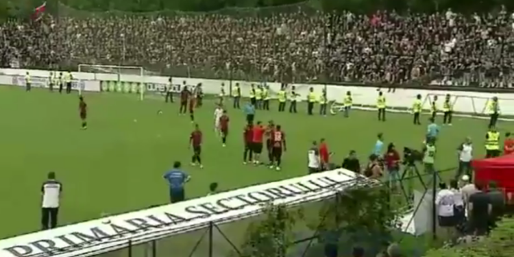 Besni navijači Steaue uleteli na teren i kidali dresove fudbalerima (VIDEO)
