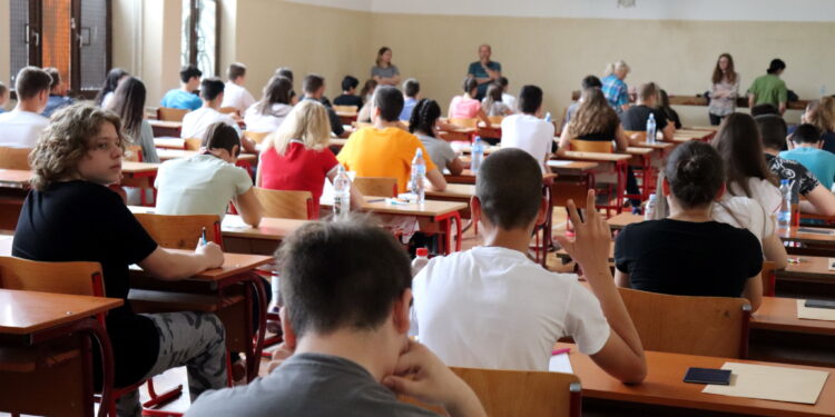 Otac maturanta uhapšen zbog procurelih testova iz matematike