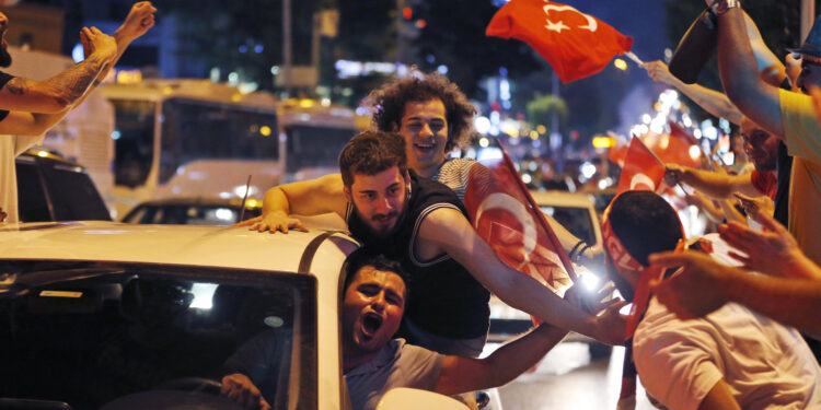Istanbulska opozicija slavila uz naš narodni hit (VIDEO)